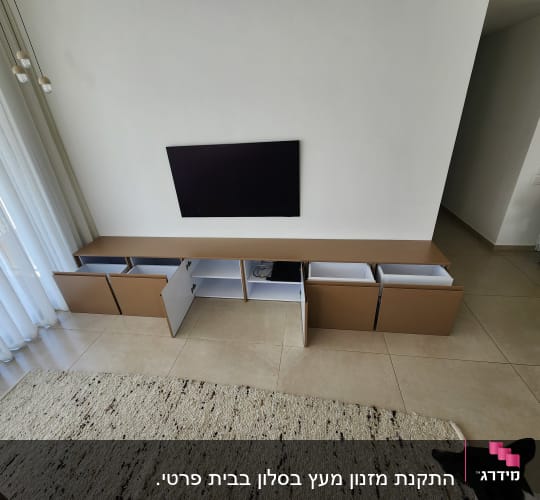 ארון טלוויזיה עם דלתות פתוחות בסלון מודרני